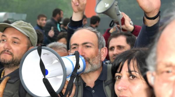 criza politica in armenia protestatarii au blocat mai multe artere rutiere in capitala erevan si soseaua spre aeroport