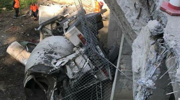 un sofer a murit dupa ce a cazut cu betoniera de pe un pod