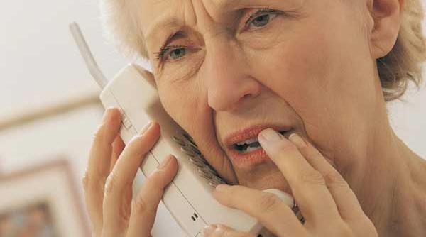 o tanara a fost retinuta pentru complicitate la inselaciuni prin metoda accidentul