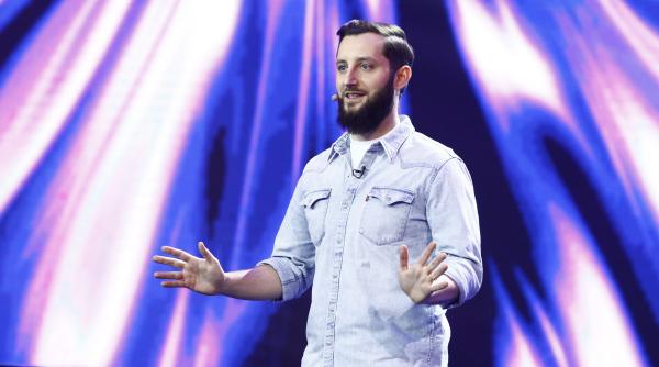 si a adus sotia la iumor pentru a impresiona juratii