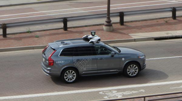 o masina uber aflata pe pilot automat a detectat un pieton care traversa insa nu a oprit