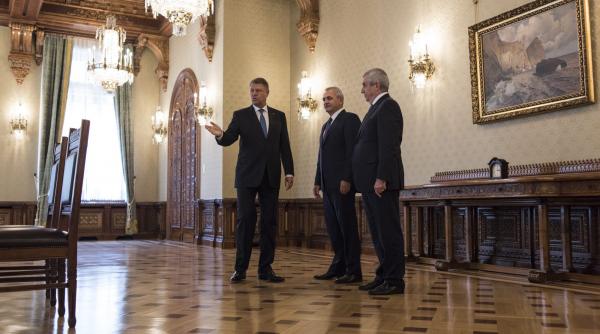 cu piscotul la tampla si cupa de sampanie la gat