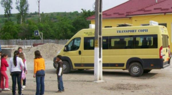 doua persoane au fost ranite in arges in urma coliziunii dintre un microbuz scolar si o caruta