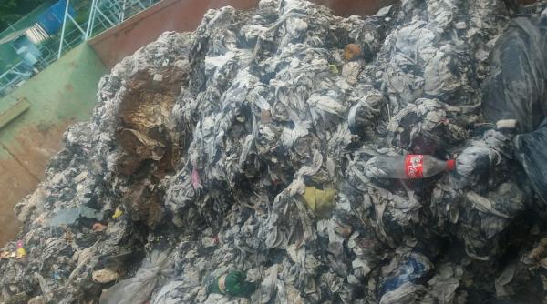 pitestenii inecati de propriile gunoaie