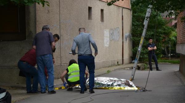 un alpinist utilitar a decedat dupa ce a cazut de la etajul 10
