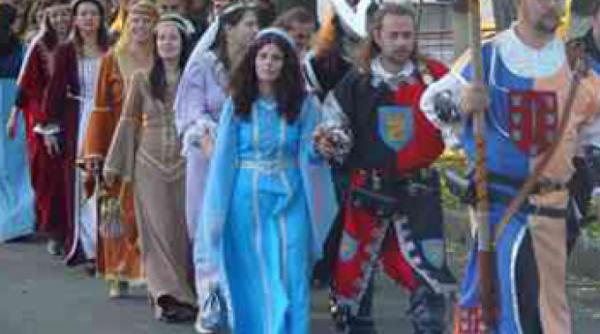 cavalerii si domnitele din garda cetatii deva vor defila pentru turisti