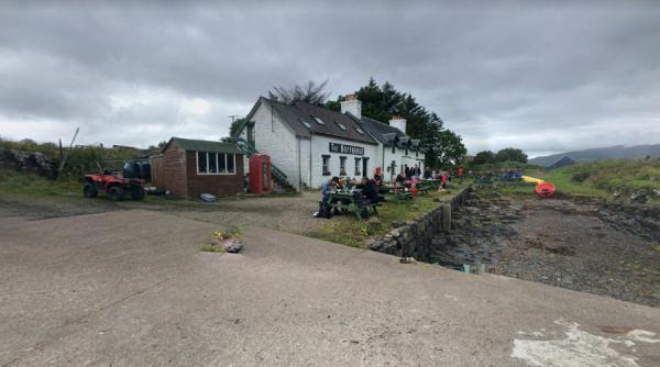 o insula de mici dimensiuni supranumita perla scotiei cumparata de cinci dintre cei sase locuitori ai ei