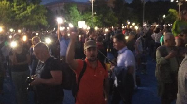 peste 2 000 de persoane protesteaza in piata victoriei