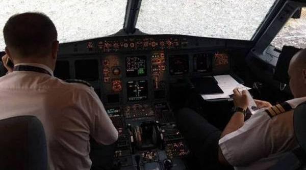 haos in aer un copilot a fost ranit dupa ce cabina unui airbus s a rupt in zbor