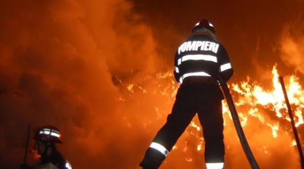 incendiu cu degajari mari de fum la un centru de dezmembrari auto din pleasa