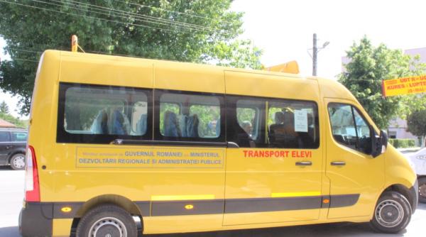 mai multi copii au fost transportati la spital in urma unui accident dintre un microbuz cu elevi si un autoturism