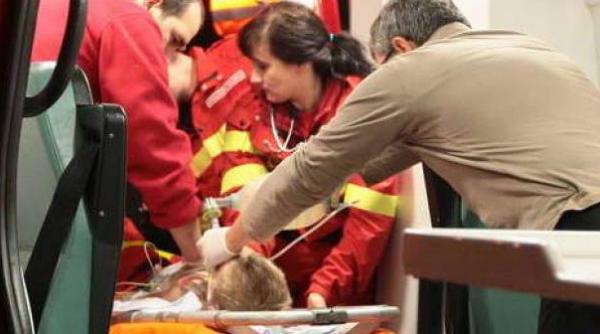 un copil de doi ani a ajuns la spital dupa ce a cazut de la etajul 4 al unui bloc din constanta