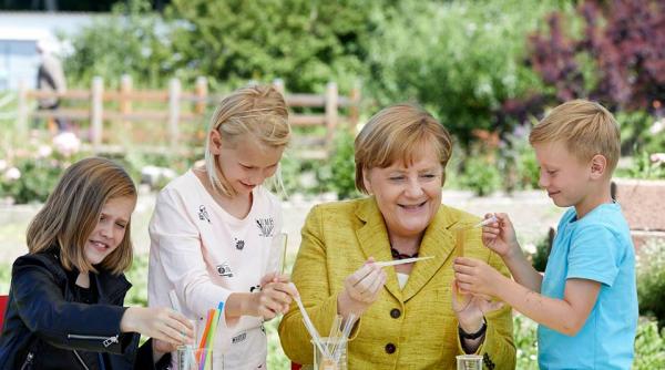 de ce s a dus cancelarul angela merkel la moscova