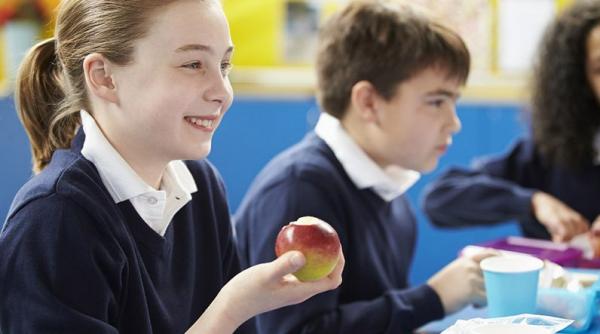 elevii vor primi fructe lapte si produse de panificatie prin noua initiativa programul pentru scoli