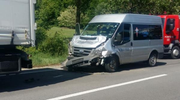 microbuz care transporta copii implicat intr un accident grav pe dn13