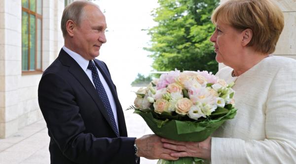 merkel vizita in premiera la resedinta lui putin de la marea neagra