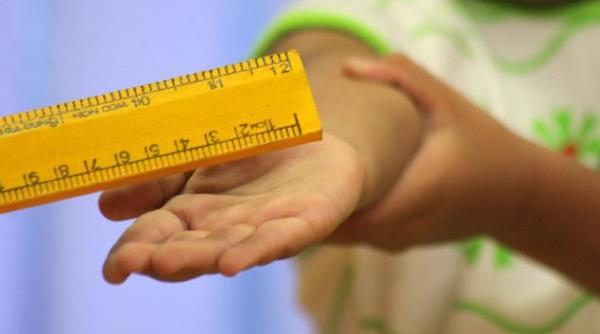 politia ancheteaza un invatator care si a lovit unul din elevi