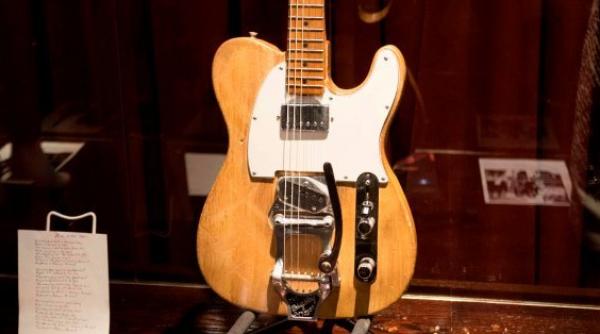 o chitara folosita de bob dylan eric clapton si george harrison a fost vanduta la licitatie