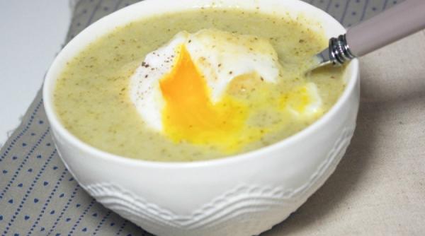 ciorba de pasare cu oua fierte pentru masa de sfintii imparati