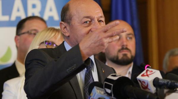 basescu denunta fuziunea cu unpr