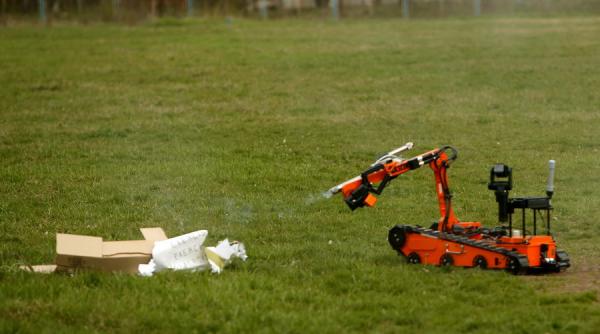 o valiza abandonata este verificata de pirotehnistii din pitesti