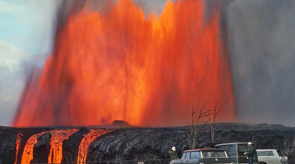 inca un suvoi de lava de la vulcanul kilauea a ajuns in ocean