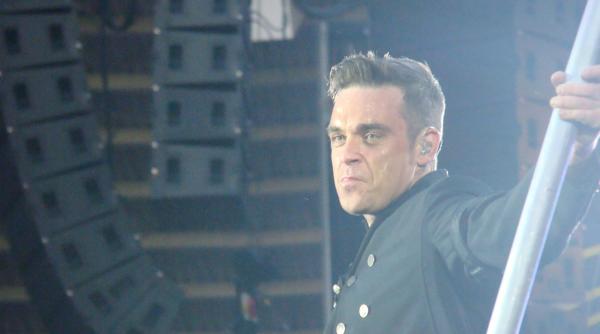 robbie williams lucreaza la un musical bazat pe best seller ul the boy in the dress