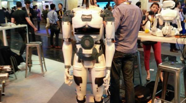 un sculptor francez a creat un robot in marime naturala realizat cu ajutorul unor imprimante 3d accesibile