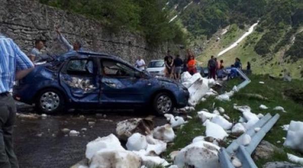 doua masini blocate si o persoana ranita in urma unei avalanse in zona cabana caprioara