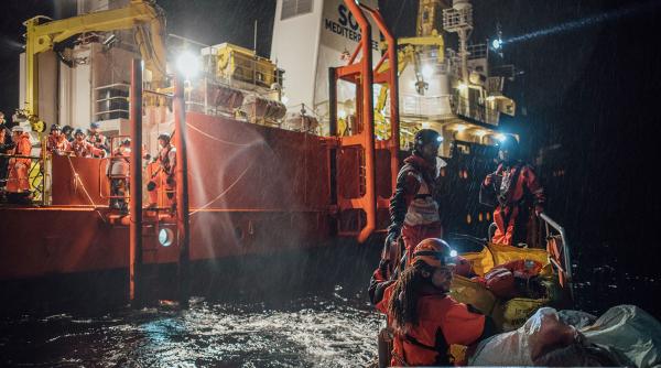 miracle un bebelus nascut la bordul navei aquarius care ii salveaza pe imigranti din mediterana