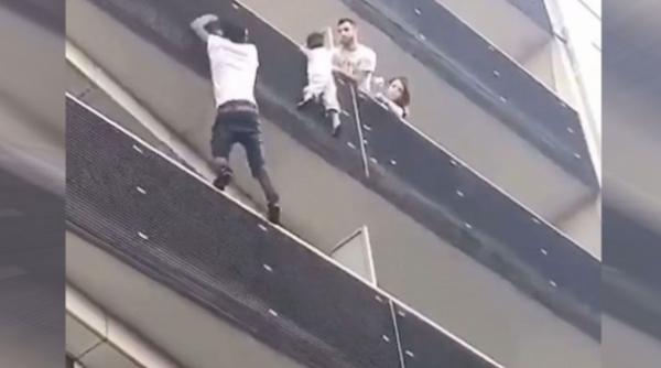 video un imigrant ilegal a ajuns erou national in franta