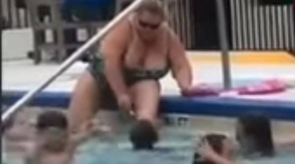 video scene revoltatoare la piscina unui hotel