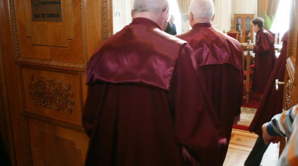 ccr presedintele romaniei urmeaza sa emita decretul de revocare din functie a procurorului sef al dna