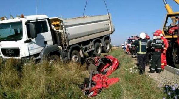 tragedie in botosani un barbat a murit dupa ce a intrat cu masina sub un camion