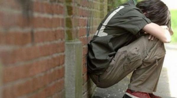 un adolescent a fost arestat pentru instigare la viol dupa ce a pus un baiat de 11 ani sa l agreseze pe unul de 8 ani