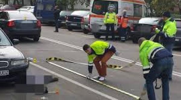 un politist a accidentat mortal o femeie care a traversat strada prin loc nepermis