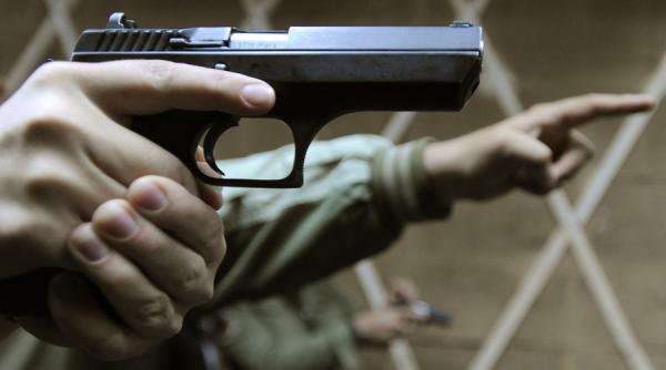 alba un barbat care a atacat un politist cu toporul a fost impuscat