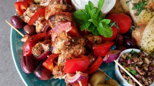 reteta zilei frigarui de somon cu sos tzatziki si tapenade