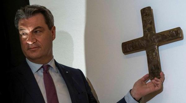 toate birourile administratiei locale din bavaria au montate la vedere cruci crestine