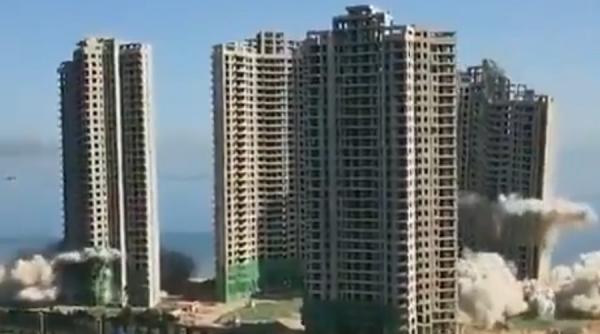 video demolare spectaculoasa a 4 blocuri de locuinte