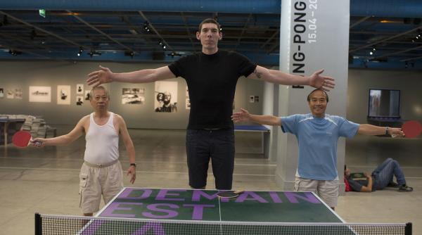 cei mai inalti barbati din lume s au plimbat prin parisul