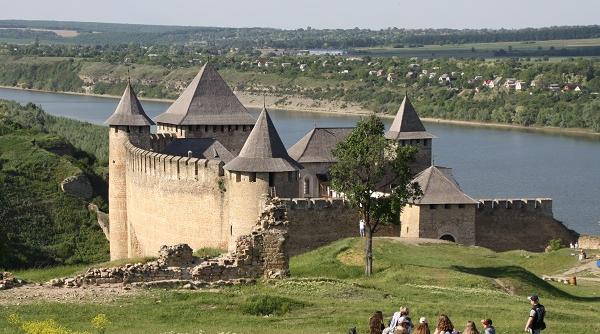cetatea hotinului vestigii romanesti la apa nistrului ce spun ucrainenii despre contributia romanilor