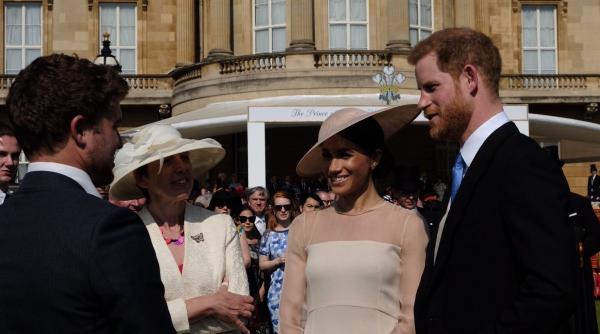 meghan o va insoti pe regina elisabeta a ii a pentru prima data la angajamente oficiale saptamana viitoare