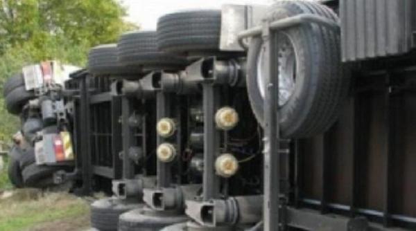 un tir s a rasturnat pe dn 1a la cheia traficul este ingreunat