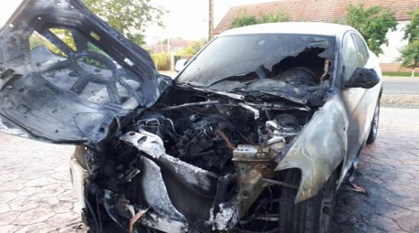 masina unui fost consilier din timis a fost incendiata azi noapte