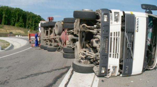 o autocisterna cu lichid inflamabil s a rasturnat la sinesti in afara soselei soferul este grav ranit