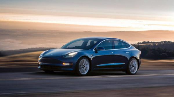 tesla dependenta de updateuri