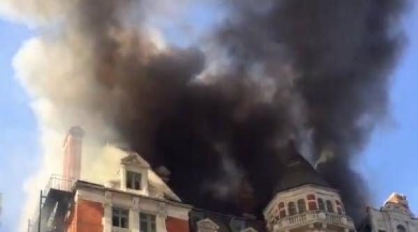 video alerta incendiu de proportii in centrul londrei la un hotel de lux 100 de pompieri se lupta cu flacarile