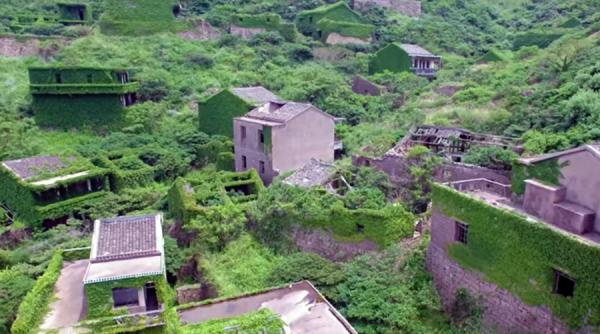 video de ce un sat abandonat din china a devenit punct de atractie pentru fotografi si turisti