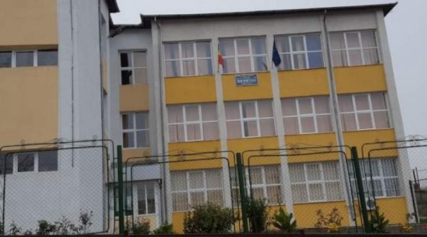 o femeie din tulcea este cercetata penal dupa ce a lovit o profesoara si un elev in incinta unei scoli